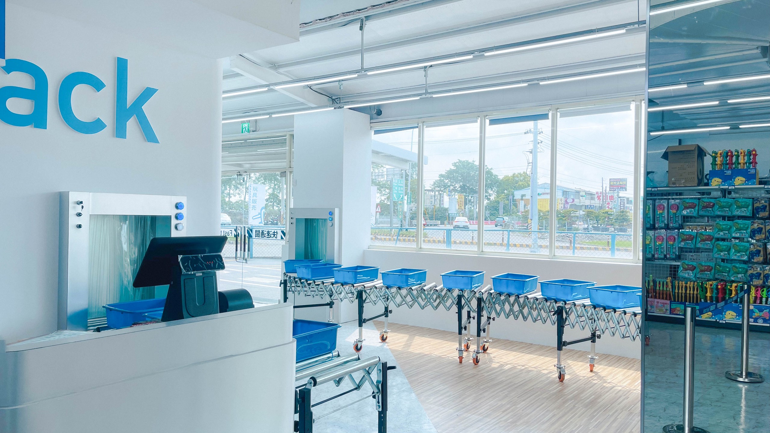 快速通關玩具店貨架動線:木質「Gate 3/Gate 1」登機門立柱分隔走道,兩側層架陳列泳具與模型,明亮整齊像航廈大廳